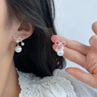 Anting-Anting Mutiara Pita Logam yang Halus dan Indah Baru Terlaris Mewah Ringan Perhiasan Telinga B