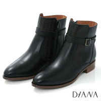 DIANA 3cm質感牛皮沖孔皮帶釦環踝設計粗跟短靴-簡約百搭-黑