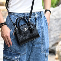 【COACH】Andrea 經典LOGO鱷魚壓紋超迷你手提包兩用包(黑 附鑰匙圈掛飾)