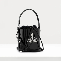 【Vivienne Westwood】經典LOGO漆皮拉繩水桶包 黑色(43020023 L001O)