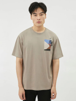 เสื้อยืดคอกลม พิมพ์ลาย Geometric Block สีน้ำตาล (KR E1 537LS)