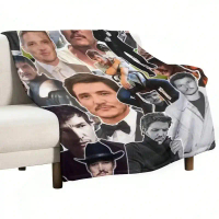ผ้าห่มโยนลายภาพถ่ายสุดยอดของ Pedro Pascal แบบซ้ำๆ พร้อมเส้นขอบสีขาว ผ้าห่มหรูสำหรับเตียงเดี่ยว