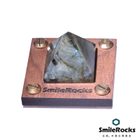 【SmileRocks 石麥】變彩拉長石金字塔 3.3x3.3x3.1cm(撫慰心靈水晶 附SmilePad 6x6 底板)