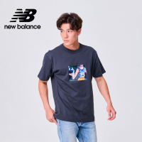 [New Balance]圓領插畫短袖上衣_男性_灰黑色_MT31550PHM
