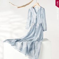 【艾美時尚】夏新品 中大尺碼女裝 洋裝 設計感暈染雪紡顯瘦連身長洋裝。S-2XL(藍.預購)