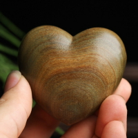 一顆小愛心綠檀木手把件檀香木實木雕刻把玩工藝品擺件送女友禮物