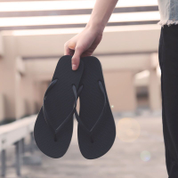 รองเท้าแตะคีบรองเท้าแตะผู้ชายสีดำใส่ด้านนอกสำหรับคู่รักรองเท้าชายหาดส้นแบนกันลื่น