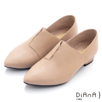 DIANA 2.7cm 質感羊皮撞色拼接微尖頭休閒鞋/低跟鞋-經典設計-米
