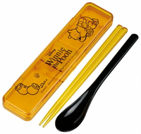 小禮堂 迪士尼 小熊維尼 日製 盒裝兩件式餐具組 匙筷 環保餐具 塑膠餐具 (黃黑 睡覺)