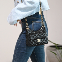 CHANEL Hobo Bag 經典雙C LOGO小牛皮金練斜背包/流浪包(黑/金)