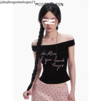 MOESSQUEEN  เสื้อยืดตัวอักษรไหล่เดียวสุภาพสตรี 2025 ฤดูร้อนการออกแบบใหม่ Sense Spice Girl เสื้อคลุมส