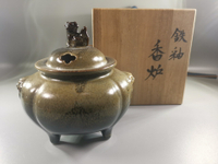 日本 陶岳窯 高榷成作 鐵釉香爐，狻猊獅摘，爐身兩側為獅子頭