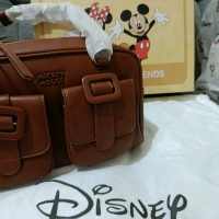 Disney Tas Tangan Mickey Mouse Coklat dengan Desain Buckle dan Logo Mickey Mouse