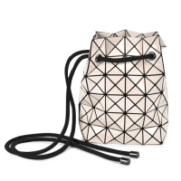 【ISSEY MIYAKE 三宅一生】BAOBAO WRING 6x4 亮面斜背抽繩水桶包(米白色)
