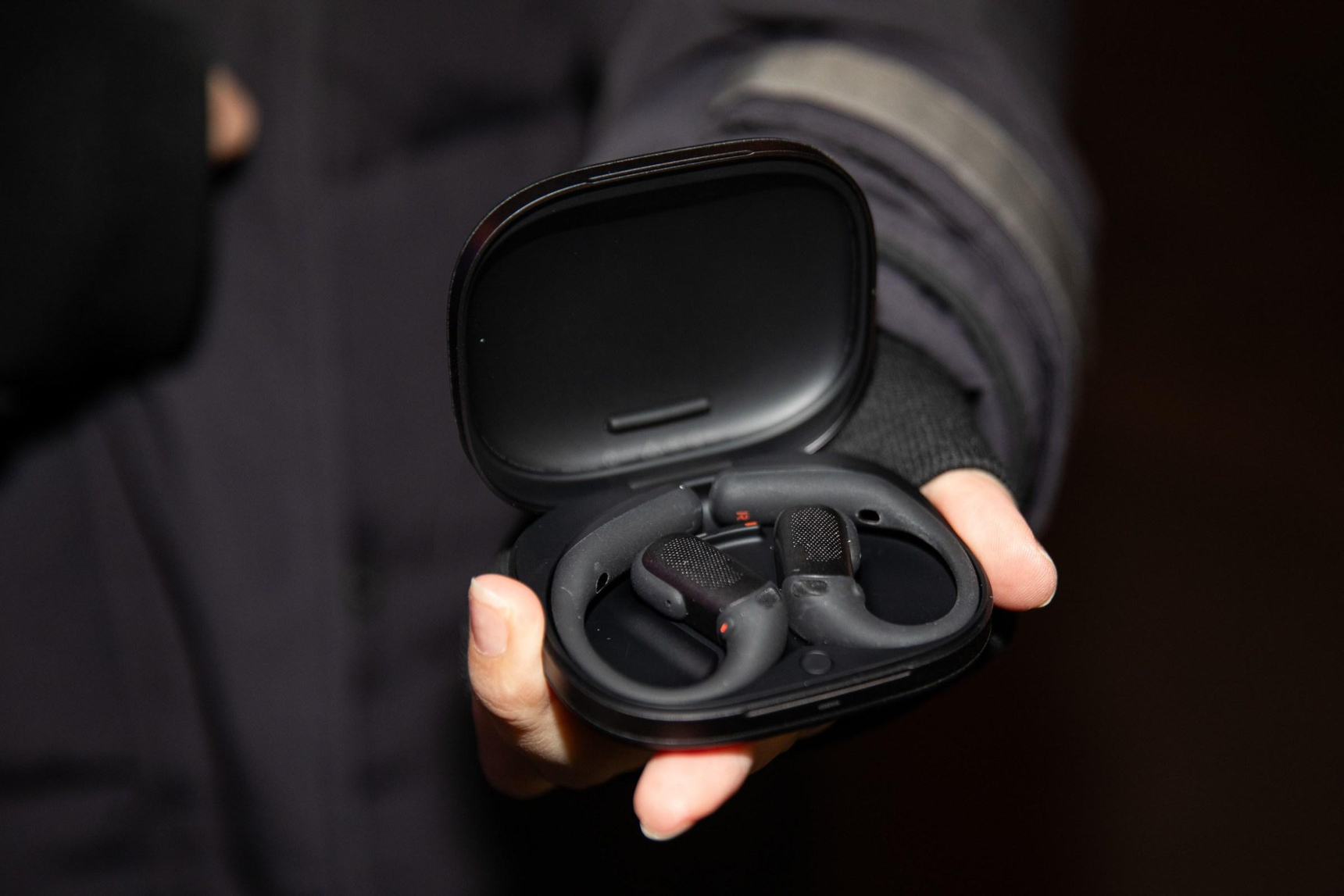 Shokz OpenFit Pro イヤーバッド、オープンイヤー型でノイズ低減を実現 