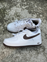 [29 CM][30% OFF] 2022 40th週年 經典配色 NIKE AIR FORCE 1 '07 COLOR OF THE MONTH 白咖啡 復古 JUST DO IT (DM0576-100) !