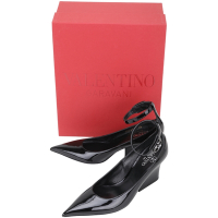 VALENTINO GARAVANI 范倫鐵諾 V LOGO金屬釦漆皮粗跟繫帶尖頭高跟鞋(跟7CM/黑色)