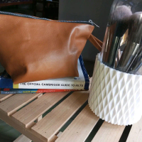 Tas Kosmetik Waterproof Kulit Sintetis Dengan Furing & Zipper Besi Ukuran 18x18x8 Cocok Untuk Bawaan