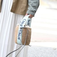 【Chloe’ 蔻依】Woody 經典品牌LOGO織帶草編水桶包兩用包(水藍邊)
