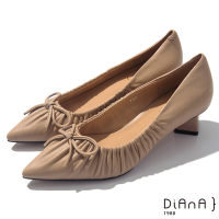 DIANA 4.5cm 質感羊皮時尚抓皺線條蝴蝶結尖頭菱形粗跟鞋-時尚百變-奶茶裸