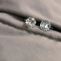 Anting Solitare Maxy Polos Design Keren