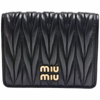 【MIU MIU】經典品牌LOGO皺褶小羊皮暗釦短夾(黑色5MV204-MATELASSE-NERO)