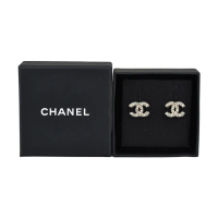 【CHANEL 香奈兒】CHANEL CC LOGO鑲嵌珍珠搭配鑲鑽設計穿式耳環(淡金)
