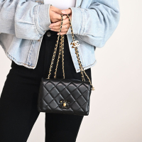 CHANEL 新款琺瑯CC LOGO調節扣小羊皮斜背金鍊包.黑