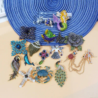 Vintage Court Style Openwork Crystal Peacock Brooch Vintage Rhinestones Animal Pin Women's Coat Acce