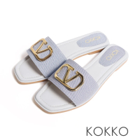 【KOKKO 集團】一字寬版金屬飾扣小牛皮拖鞋(淺藍色)