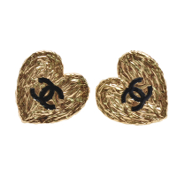 CHANEL 經典琺瑯雙C LOGO刻紋愛心造型夾式耳環(金色)