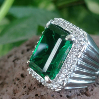 Jamrud Rusiafullcrytal Ikat Crome Big Size Cincin dengan Batu Hijau dan Desain Eksklusif