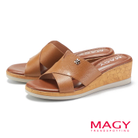 【MAGY】壓紋牛皮交叉造型楔型中跟拖鞋(棕色)
