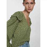 เสื้อแขนยาวลายดอก Mango แต่งระบายตรงแขน สีเขียว  สายเดี่ยว  ลูกไม้ ราคา  โปรโมชั่น ชุด  เดิน  ป่า