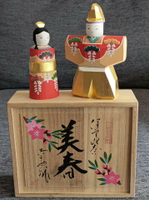 伊豫比奈一刀雕立雛人形“美春”，木雕金漆彩繪。南云作。有非常