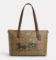 Outlet 春夏新品 COACH 馬車圖案托特包 Gallery Tote In Signature Canvas With Floral Horse And Carriage｜618年中慶全館優惠中!!下單享9%點數回饋