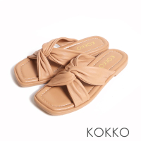 【KOKKO 集團】扭結柔軟手感綿羊皮美型平底拖鞋(卡其色)