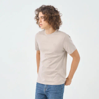 【GIORDANO 佐丹奴】男裝圓領小刺繡奢華棉TEE(29 羊絨棕)