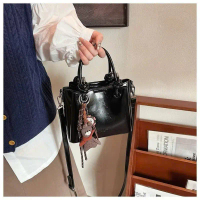 Túi xách nữ túi đeo chéo thời trang công sở da trơn size 23 kèm charm Samsoras store -KN2681