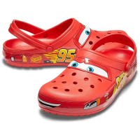 รองเท้าแตะ  Lightning Mcqueen Pixar สำหรับกลางแจ้ง ชายหาด Crocs น่ารัก การ์ตูนอนิเมะ สระว่ายน้ำ กันล
