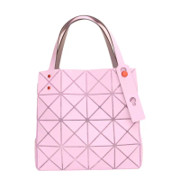 【ISSEY MIYAKE 三宅一生】BAOBAO皮質側凹折幾何方格4x5手提包大(磨砂粉紫)