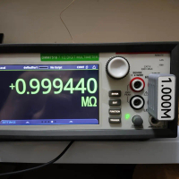 Ketepatan kalibrasi resistor multimeter piawai: 0.1%, 25 PPM