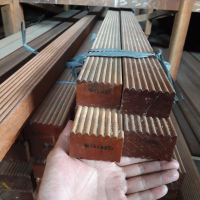 Kaso Usuk Kayu Bengkirai, Sisa Eksport, Rata Halus Amplas, Motif Garis. 4x6x240cm-400cm.