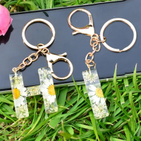New Dried Flower Letter Pendant Keychains Resin Daisy Key Chains Rings For Women Cute Car Acrylic Keyring Holder Bag Pendant