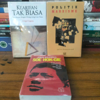 Buku Sosial Politik Dan Filsafat - POLITIK MARXISME - Kearifan Tak Biasa - SOE HOKGIE
