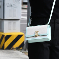 【BURBERRY 巴寶莉】簡約TB LOGO帆布拼接肩斜翻蓋晚宴包斜背包 20CM(淺藍邊)