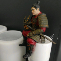 Action Figur Samurai Duduk dengan Pedang dan Armor Detail untuk Koleksi dan Dekorasi. Hasil Home Mad