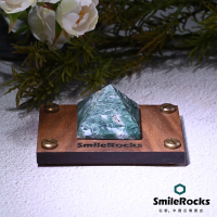 【SmileRocks 石麥】水草瑪瑙金字塔 3.9x3.9x2.8cm(療癒水晶 附SmilePad 6x9 底板)