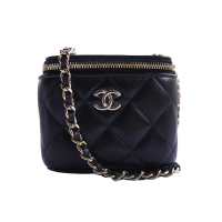 【CHANEL 香奈兒】經典金雙C logo菱格紋小羊皮迷你化妝箱/兩用包(AP2158-黑)