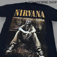 เสื้อยืด Nirvanaพี่เคิร์ตนั่งหล่อ (เรืองแสงป้ายRocktees) ผ้าคอตตอน100 Man Clothing ผู้ชาย
